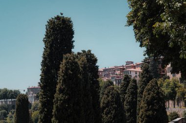 Bergamo 'nun Panoraması. Lombardy, İtalya 'da şehir. Kırmızı kiremit çatılar