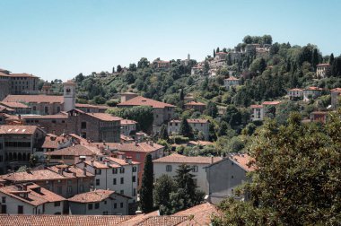 Bergamo 'nun Panoraması. Lombardy, İtalya 'da şehir. Kırmızı kiremit çatılar