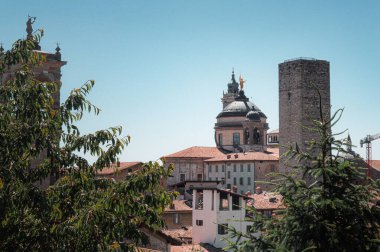 Bergamo 'nun Panoraması. Lombardy, İtalya 'da şehir. Kırmızı kiremit çatılar