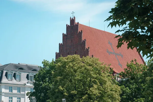 Dak Van Stanislauskerk Wroclaw Betegeld Gotisch Dak Met Een Kruis — Stockfoto