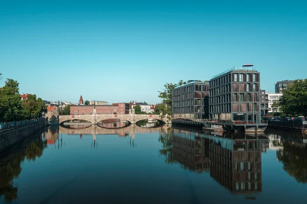 Wroclaw 'daki Pomorski Köprüsü. Sağdaki modern ev.