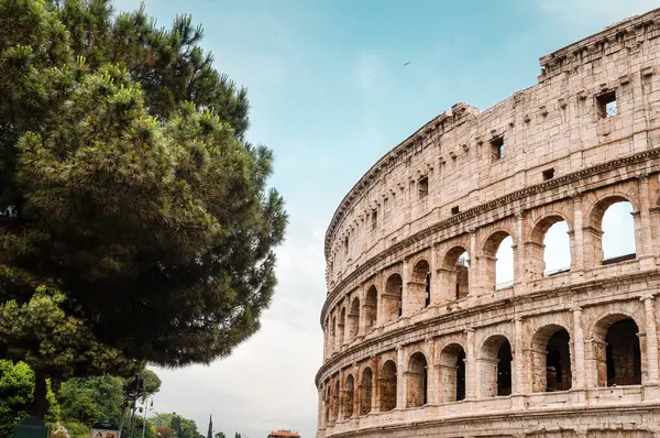 Güneş ışınlarındaki Colosseum 'un görüntüsü. Roma 'daki Antik Amfitiyatro