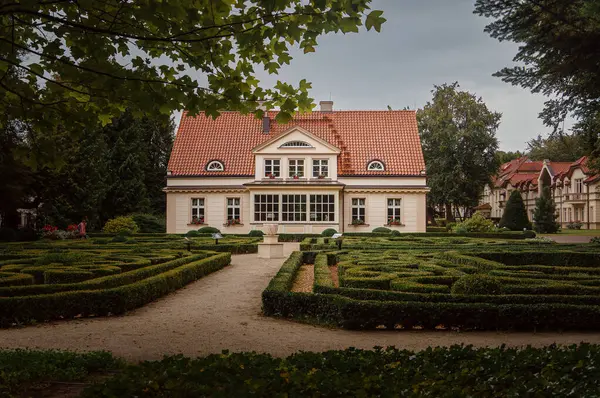 Parque Doraco Gdansk Casa Con Techo Baldosas Rodeada Jardín Francés —  Fotos de Stock