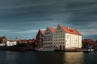 Gdansk 'taki Ulusal Denizcilik Müzesi. Müze gemisi Soldek ön planda
