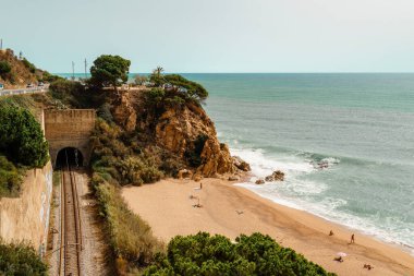Calella 'daki La Vinyeta Çıplaklar Koyu plajı. Kayaların arasında pitoresk bir sahil. İspanya 'da Akdeniz kıyısında. Costa del Maresme. Barselona yakınlarında bir sahil.