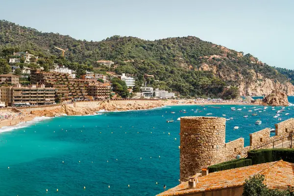 Tossa de Mar 'ın ana plaj duvarları arka planda Platja Gran. Villa Vella.