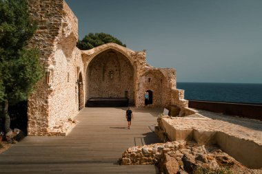 Tossa de Mar 'daki St. Vincent Gotik Kilisesi' nin kalıntıları. Yıkılmış kilisenin papaz evi