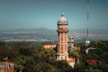 Barcelona 'daki Tibidabo tepesindeki Torre de les Aigues de Dos Rius Kulesi
