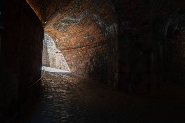 Montjuic Kalesi 'ne giriş. Karanlık koridor