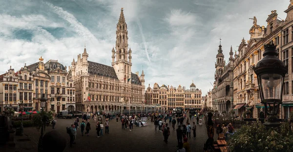 Brüksel 'deki Grand Place Meydanı (Grote Markt). Neo-Gotik Brüksel Belediye Binası. Eski Pazar Meydanı