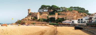 Tossa de Mar şehir duvarları ve ön planda ana plaj Platja Gran. Villa Vella.