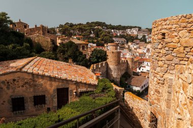 Tossa de Mar 'ın surları. Eski Şehir 'in sokakları. Villa Vella 'da. Kale kuleleri