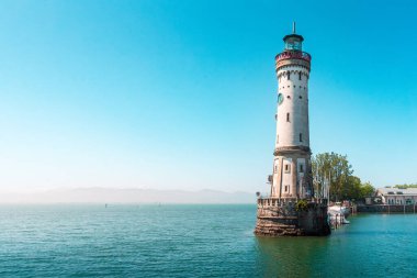 Lindau, Bavyera 'daki Yeni Deniz fenerinin Panoraması. Almanya 'da bir şehir, Constance Gölü' nün ortasındaki bir adada. Alpler arka planda