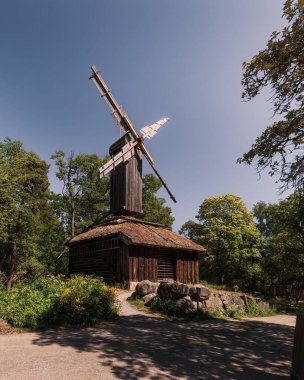 Stockholm 'deki Skansen Müzesi' nde yel değirmeni. Açık hava müzesindeki antik bir ahşap değirmen.