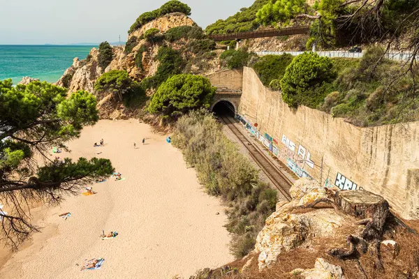 Calella 'daki La Vinyeta Çıplaklar Koyu plajı. Kayaların arasında pitoresk bir sahil. İspanya 'da Akdeniz kıyısında. Costa del Maresme. Barselona yakınlarında bir sahil.