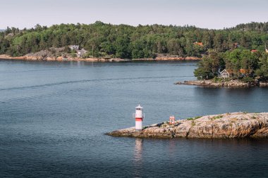 Stockholm takımadalarında deniz feneri olan bir ada. Baltık Denizi 'ndeki ada Bjornhuvud köyü yakınlarında.