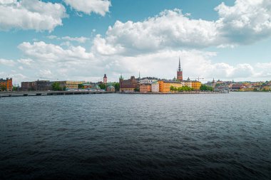 Stockholm 'deki Riddarholmen Adası manzarası. Birger Jarl 'ın Kulesi. Riddarholmen Kilisesi arka planda