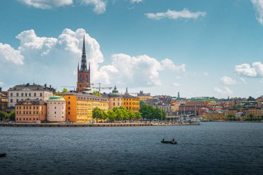 Stockholm 'deki Riddarholmen Adası manzarası. Birger Jarl 'ın Kulesi. Riddarholmen Kilisesi arka planda