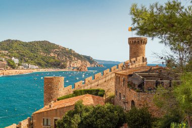 Tossa de Mar 'ın ana plaj duvarları arka planda Platja Gran. Villa Vella.