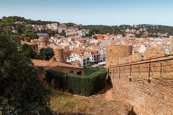 Tossa de Mar 'ın surları. Eski Şehir 'in sokakları. Villa Vella 'da. Kale kuleleri