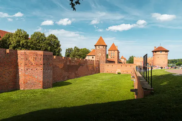 Malbork 'taki Tötonik Düzen Kalesi. St. Anna kilisesinin manzarası. Brick Gotik. Töton Düzeni 'nin Konutu