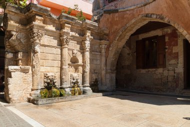 Yunanistan, Girit 'teki Rimondi Çeşmesi. 1626 'da Venedik hükümdarı Rimondi tarafından monte edilmiş, Korint sütunları olan zarif bir şehir çeşmesi.