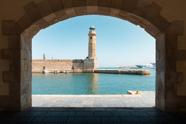 Girit, Yunanistan 'daki Venedik Deniz Feneri. Arka planda deniz olan eski deniz feneri.