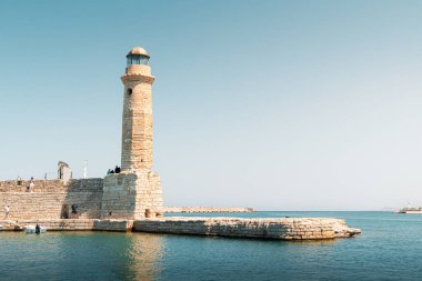 Girit, Yunanistan 'daki Venedik Deniz Feneri. Arka planda deniz olan eski deniz feneri.