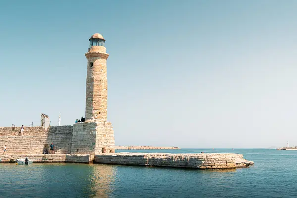 Girit, Yunanistan 'daki Venedik Deniz Feneri. Arka planda deniz olan eski deniz feneri.