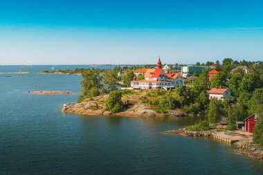 Helsinki, Finlandiya 'da Saaristo Restoranı. Luoto adasında beyaz duvarlı ve kırmızı çatılı bir ev.
