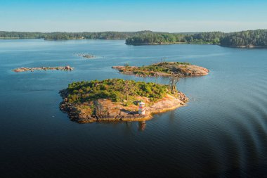 Stockholm takımadalarında deniz feneri olan bir ada. Baltık Denizi 'ndeki ada Bjornhuvud köyü yakınlarında.