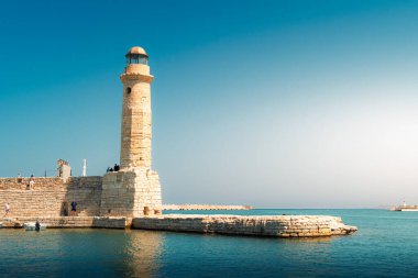 Girit, Rethymno 'daki Venedik Deniz Feneri. Girit, Yunanistan 'daki Venedik Deniz Feneri. Arka planda deniz olan eski deniz feneri.