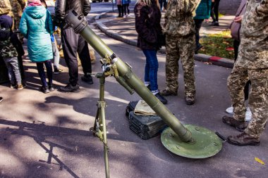 Rus saldırısına karşı koymak ve bağımsızlığı savunmak için 120 mm 'lik mayın fırlatıcı Ukrayna ordusuna hizmet veriyor. Ukrayna Bağımsızlık Günü 'ne adanmış sergideki havan topu destek silahı.