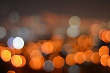 Şehir ışığı bulanıklaştı. Odaklanmamış şehir ışıkları.