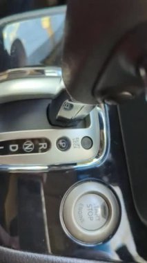 Arabanın anahtarı arabada.