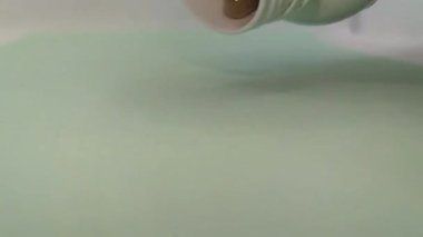 İlaçlı bir tıbbi hapın yakından çekimi.