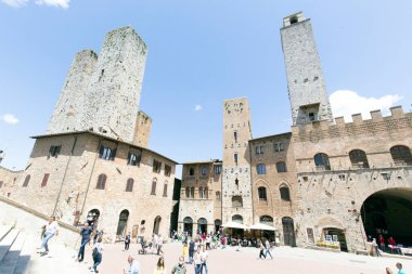 San Gimignano, İtalya - 30 Mayıs 2021: Toskana 'daki güzel San Gimignano kasabasını ziyaret eden turistler