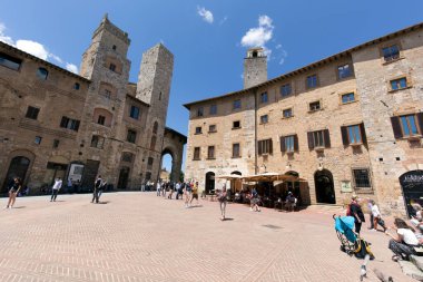 San Gimignano, İtalya - 30 Mayıs 2021: Toskana 'daki güzel San Gimignano kasabasını ziyaret eden turistler