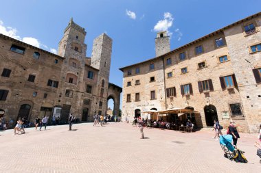 San Gimignano, İtalya - 30 Mayıs 2021: Toskana 'daki güzel San Gimignano kasabasını ziyaret eden turistler