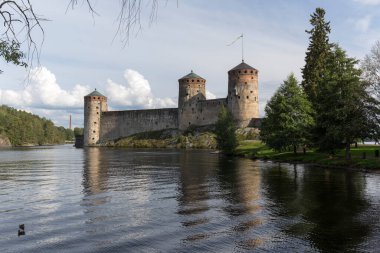 Savonlinna, Finlandiya - 11 Ağustos 2021: Yazın Savonlinna 'daki Olavinlinna kalesinin manzarası