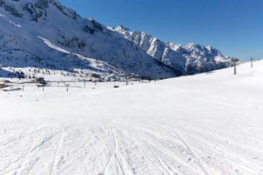 Passo del Tonale, İtalya - 21 Şubat 2021: Kış boyunca kayak sahası manzarası