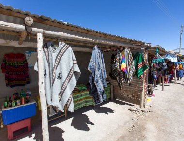 Uyuni, Bolivya - 20 Ağustos 2019: şehirdeki sokak pazarı
