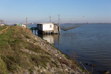Comacchio, İtalya - 30 Aralık 2019: Comacchio 'daki balıkçı evi manzaralı
