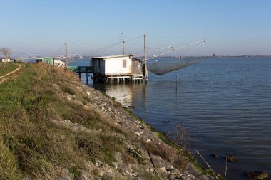 Comacchio, İtalya - 30 Aralık 2019: Comacchio 'daki balıkçı evi manzaralı