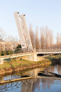 Cernusco Konsolosu Naviglio, İtalya - 4 Ocak 2020: Cernusco Konsolosu Naviglio nehri boyunca çekilmiş