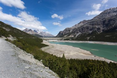 Bormio, İtalya - 31 Mayıs 2020: Bahar boyunca Cancano yapay gölü manzarası