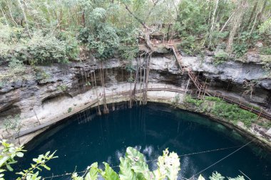 Ek Balam, Meksika - 25 Aralık 2022: Chenote manzarası