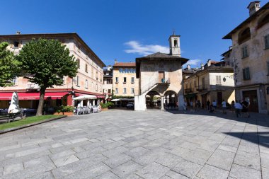 Orta San Giulio, İtalya - 18 Ağustos 2020: Orta San Giulio 'nun harika manzarası