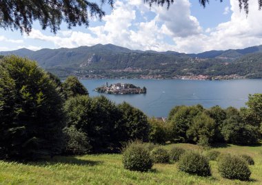 Orta San Giulio, İtalya - 18 Ağustos 2020: Orta San Giulio 'nun harika manzarası