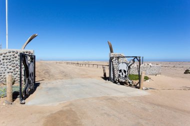 İskelet Sahili, Namibya - 10 Ağustos 2018: Çöle giriş manzarası